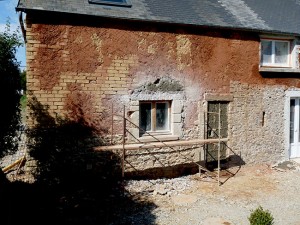 Travail de réparation à l'adobe avant enduit terre et chaux