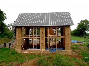 Maison piliers en bauge et remplissage paille