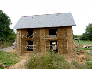 Maison piliers en bauge et remplissage paille
