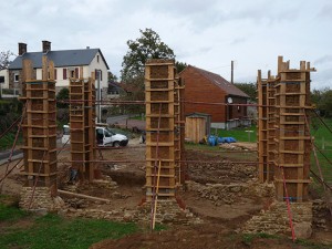 Maison piliers en bauge et remplissage paille