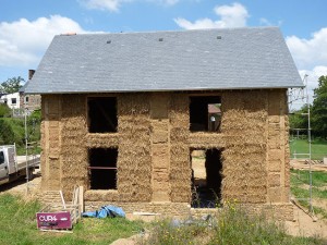 Maison piliers en bauge et remplissage paille