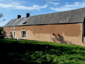 Enduit à la chaux gratté et pierres apparentes
